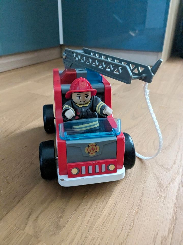 Hape Holz Feuerwehr  Auto mit Feuerwehrmann in Zorneding