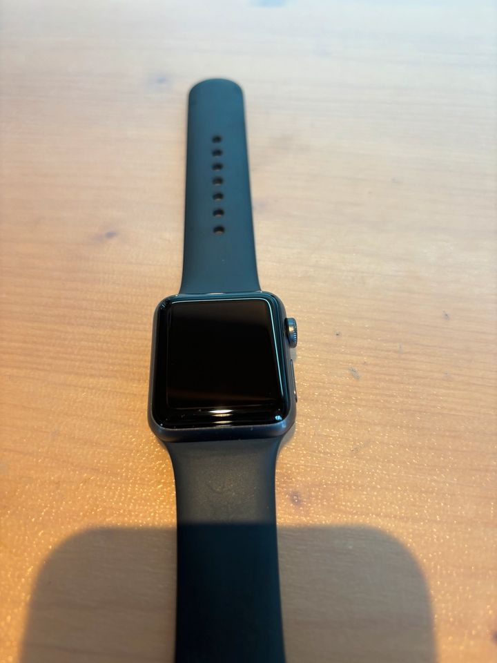 Apple Watch Series 3 GPS Space Gray 38mm Black Sport Band in Langweid am Lech