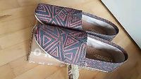 Toms shoes Gr.  41 tribal neu Nordrhein-Westfalen - Kamp-Lintfort Vorschau