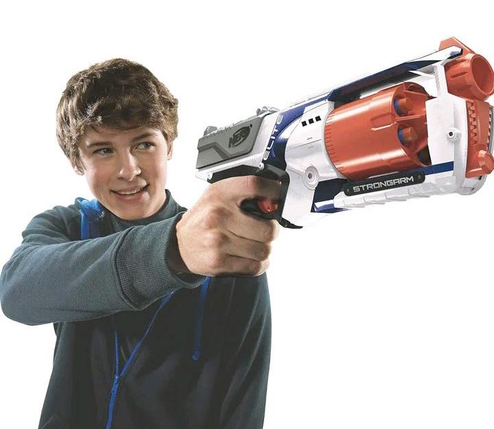 NERF N-Strike Elite Strongarm Spielzeugblaster + Darts Zubehör in Berlin