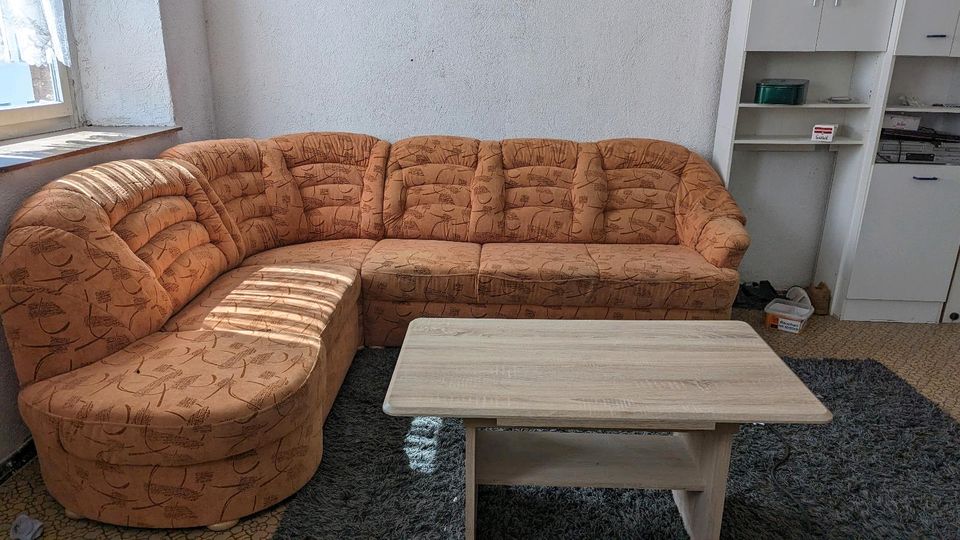Sofa mit Tisch in Glauchau