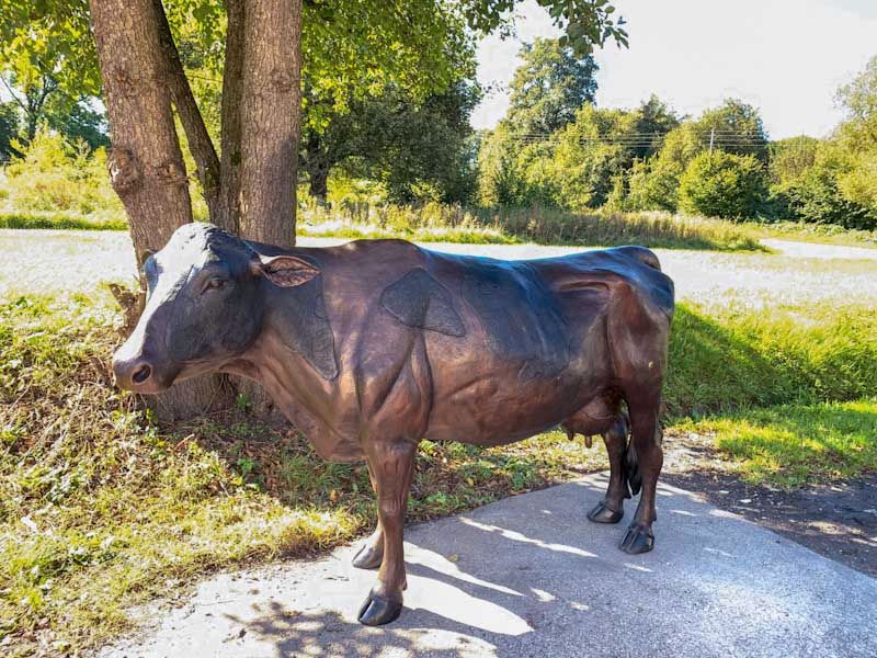 Lebensgroße Bronzefigur einer Kuh - Charmante Gartendekoration in Wickede (Ruhr)