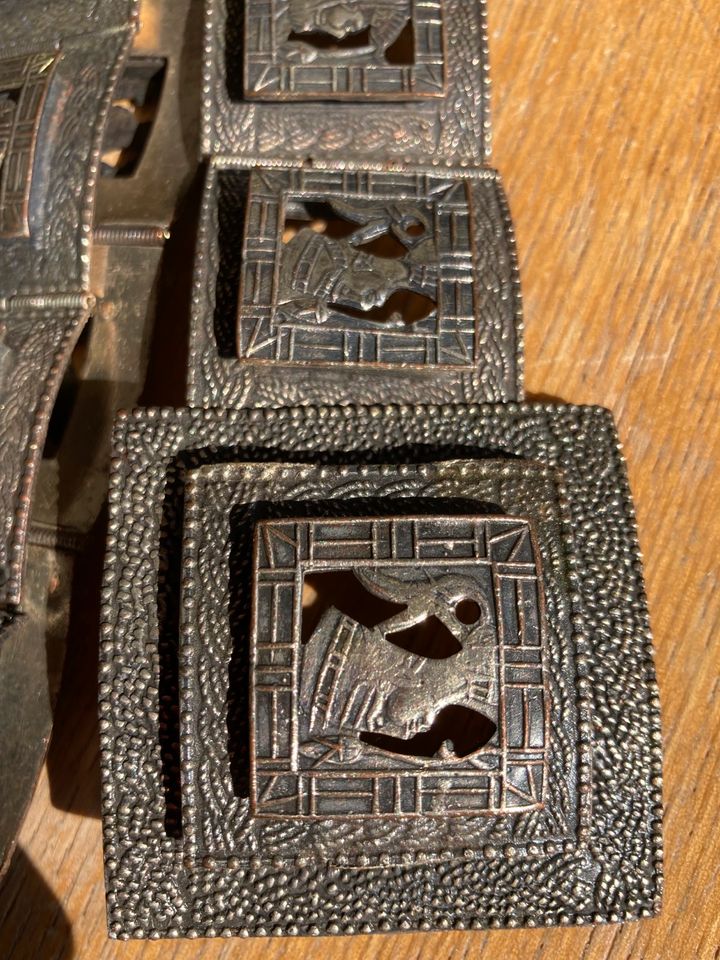 Metall Gürtel mit ägyptischen Verzierungen Antik Kunst Deko in Pastetten