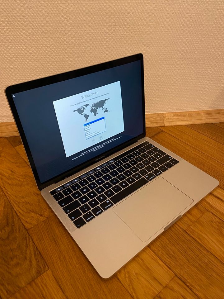 Macbook Pro 2019, Silber, 13 Zoll, 256 GB in Laatzen