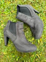 Graue Damen Stiefelette / Pumps in Größe 40 mit Velourslederoptik Hessen - Frankenberg (Eder) Vorschau
