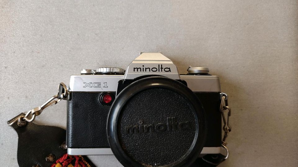 Minolta XG1 Spiegelreflexkamera mit Objektiven und Stativ in Ahlen