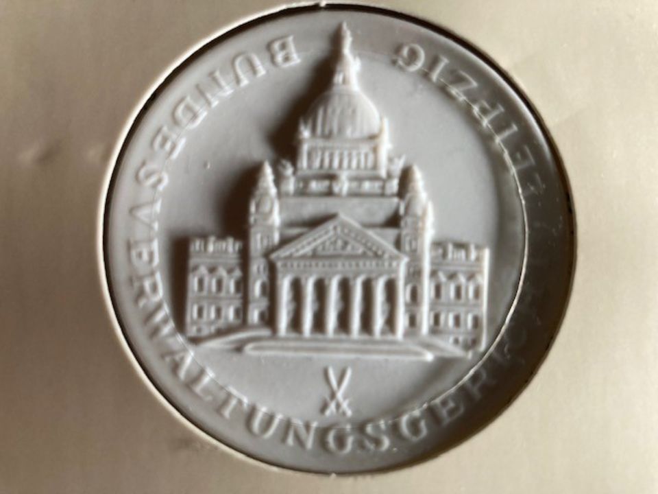 Porzellan – Medaille Bundesverwaltungsgericht Leipzig in Leipzig