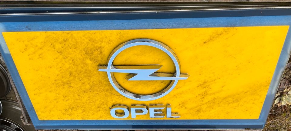 Original Opel Blitz auf Glasplatte in Hochscheid