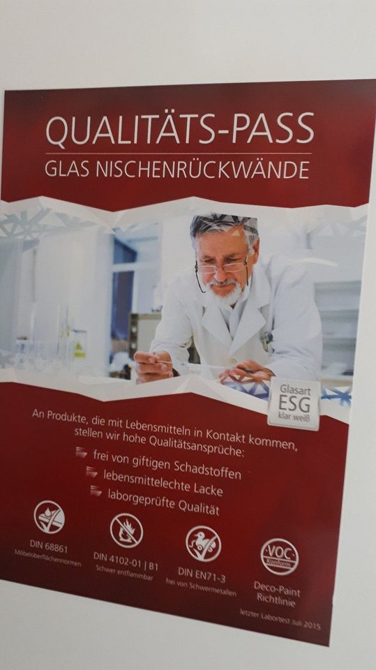 Neuwertige Küchenzeilenverkleidung aus Glas von der Marke AKP in Wuppertal