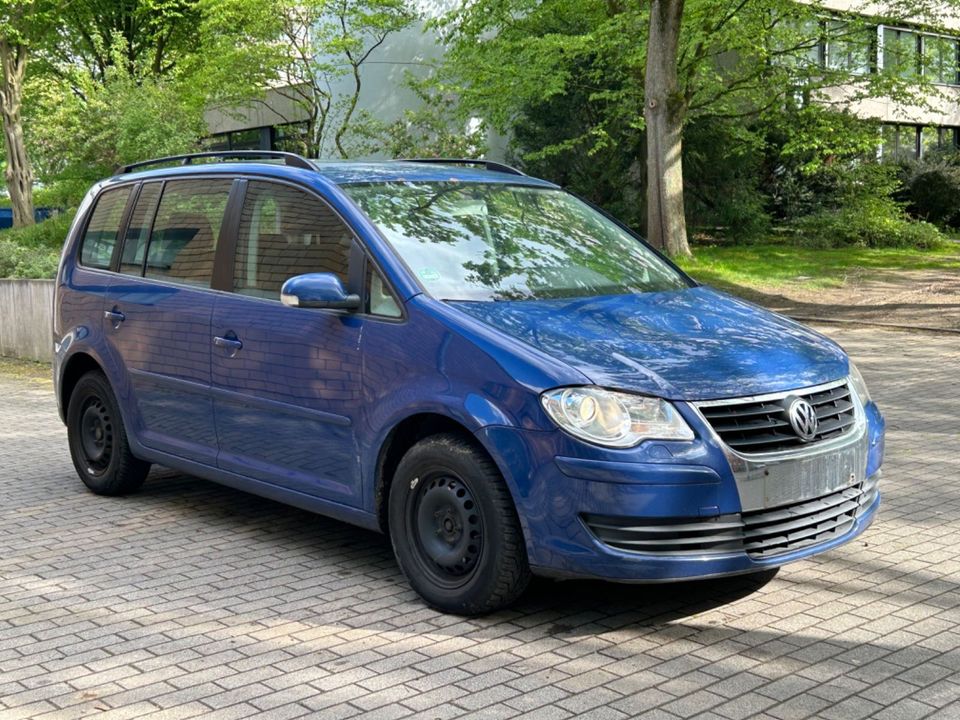 Volkswagen Touran 2,0 TDI/KLIMAAUTO/SHZ/TEMPOMAT/TÜV/////// in Essen