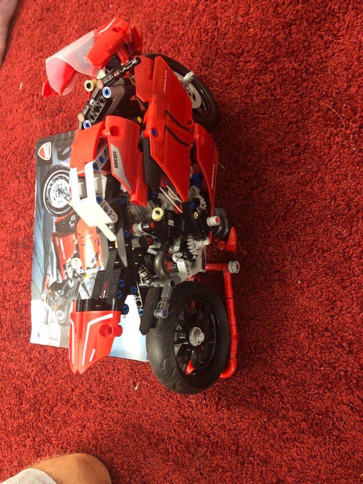 Lego Technic Ducati Motorrad 42107 mit Anleitung in Burgwedel