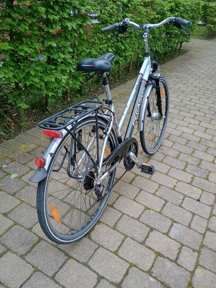 PEGASUS Trekkingrad Fahrrad, 28"Zoll, 3x8 Gänge, RH 56cm in Köln