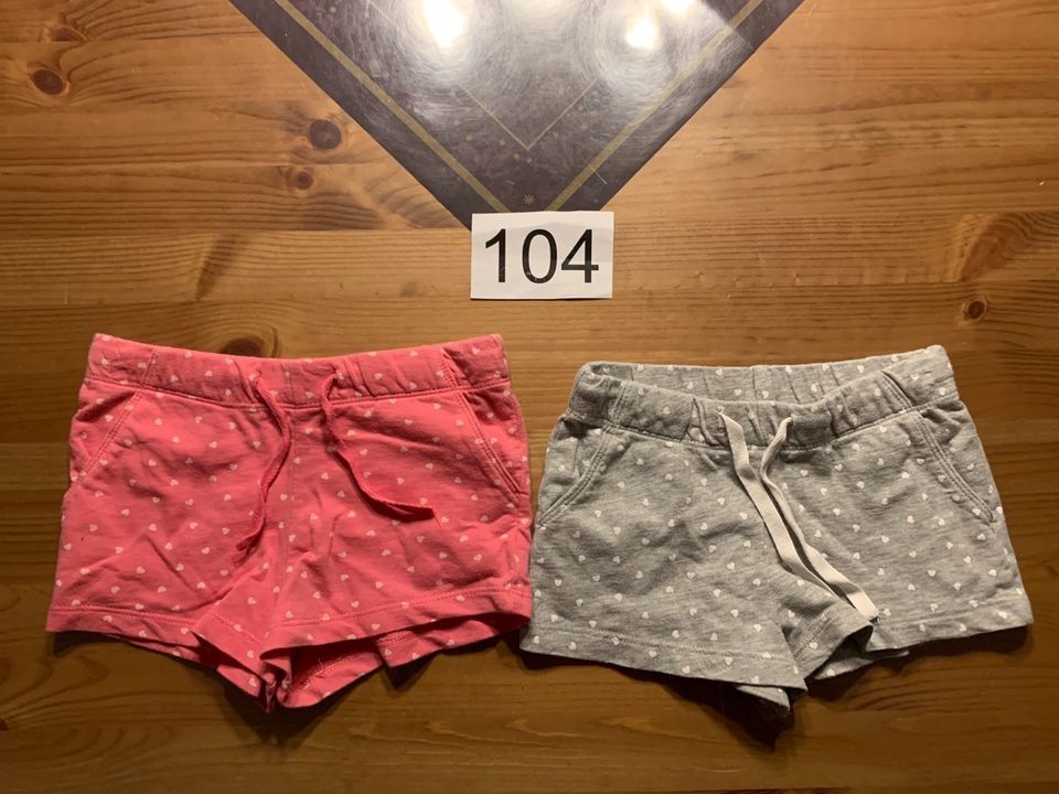 Kurze Hosen, Shorts in 104 von H&M, Zwillinge in Mettingen