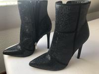 Schwarze glitzernde Stiefeletten Gr. 37 NEU Brandenburg - Fehrbellin Vorschau