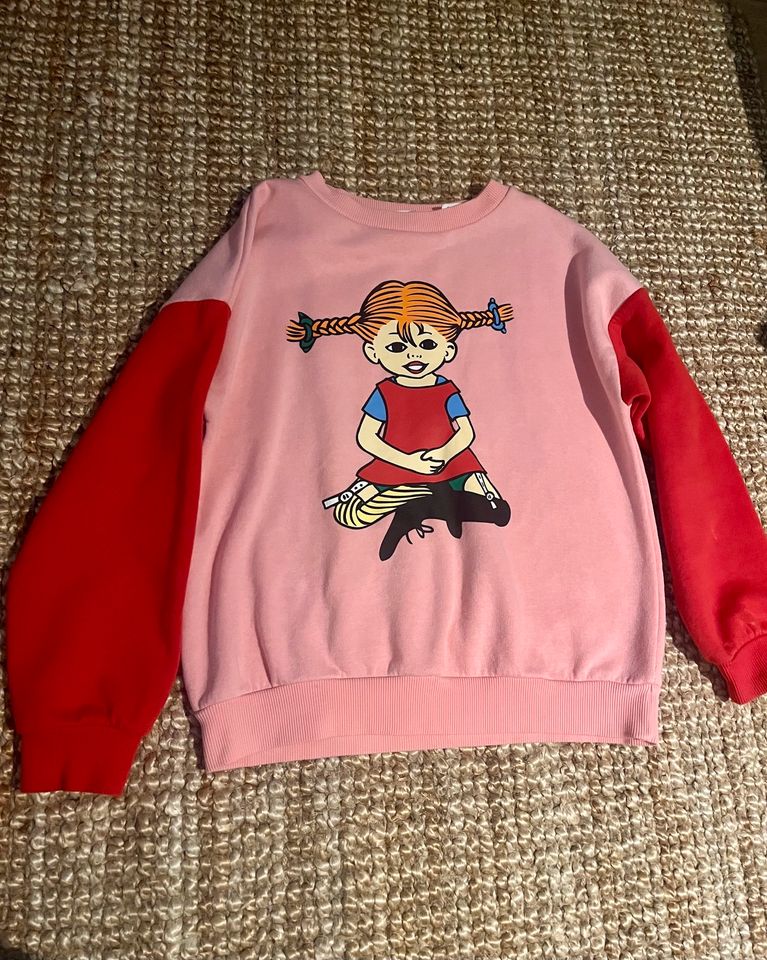 Rosaroter Pullover mit Pippi Langstrumpf Motiv in Hamburg