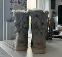 UGG Boots BAILEY BOW - Hellgrau mit Schleifen Frankfurt am Main - Oberrad Vorschau