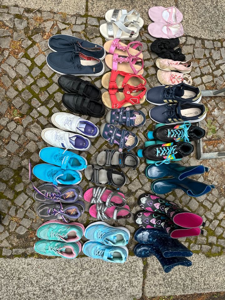 Alle möglichen Kinderschuhe in Halle