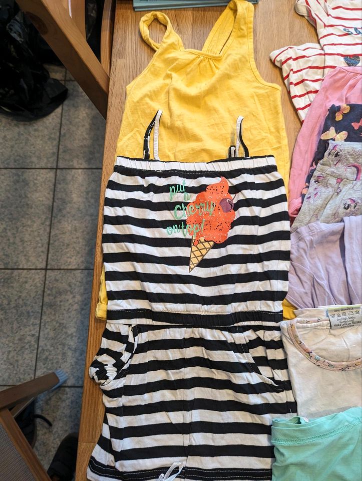 Kleiderpaket Mädchen Sommer 100/116 in Bergkamen