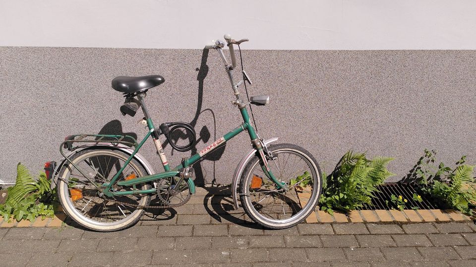 Mifa-Klapprad grün DDR mit Fahrradschloss in Berlin