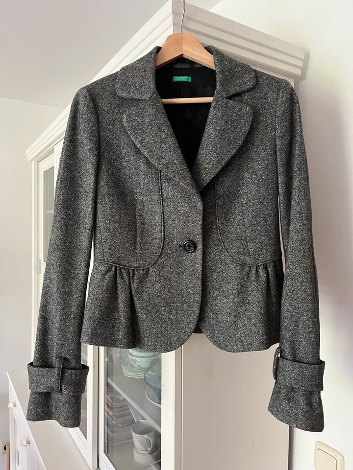 Benetton Kostüm Rock Blazer 36 in Höhenkirchen-Siegertsbrunn