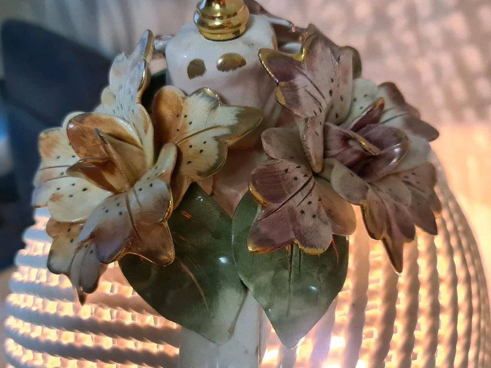 Porzellanlampe mit Porzellan Lampenschirm Blüten Glasbehang in Altenburg