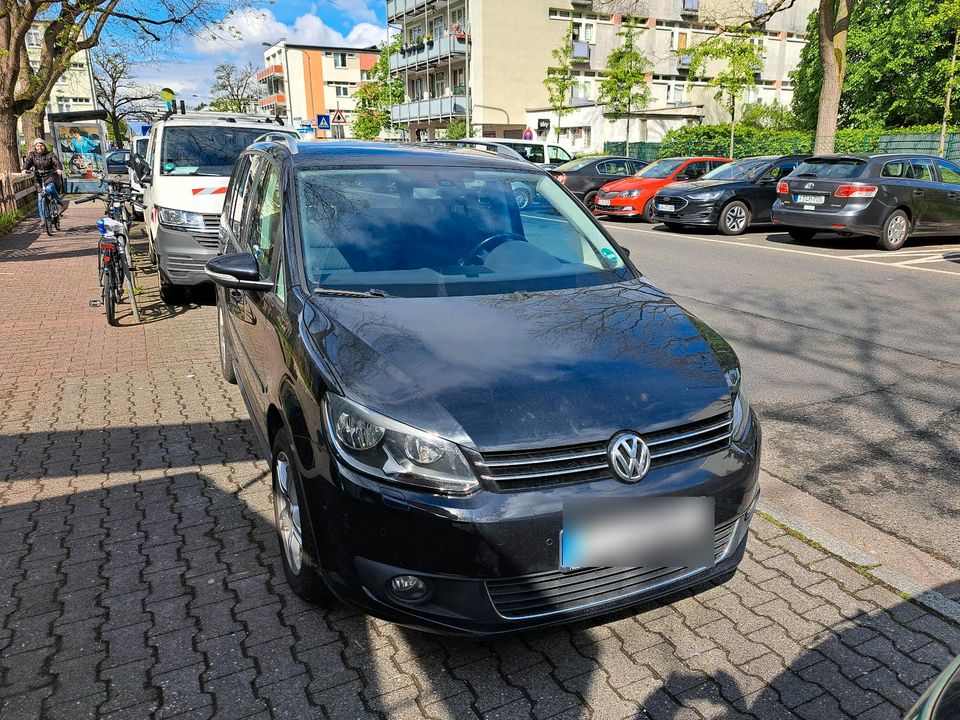 Vw touran aut.kĺima in Frankfurt am Main