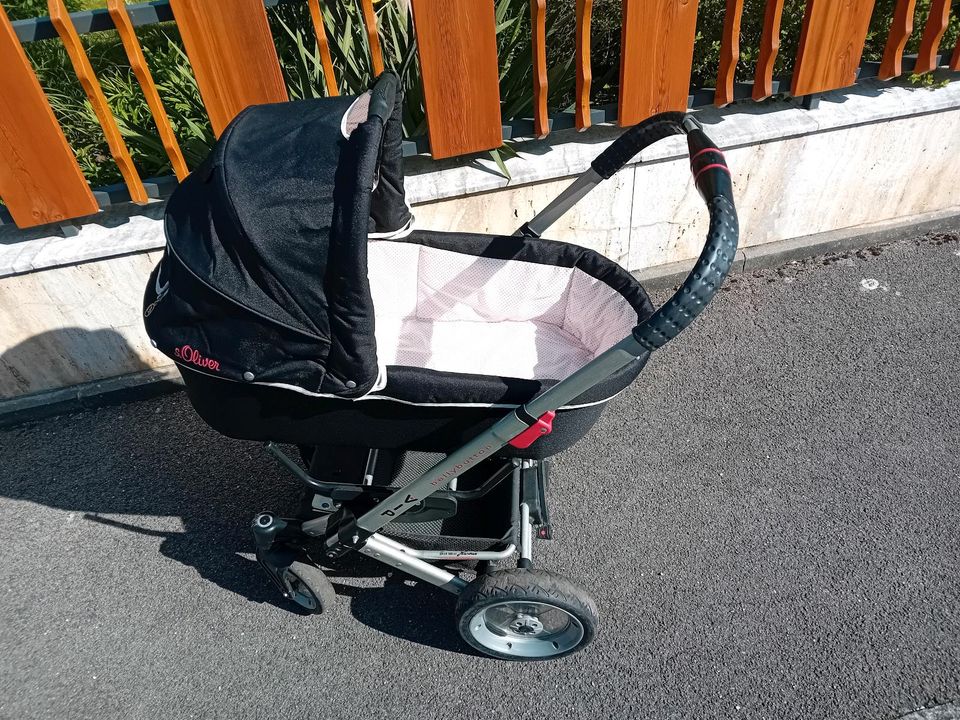 Schöner Kinderwagen mit Regenabdeckung in Rednitzhembach