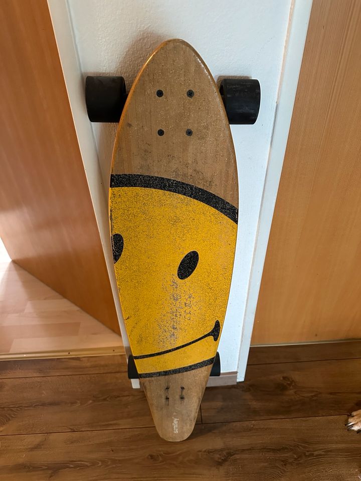 Longboard mit Emojis in Finsing