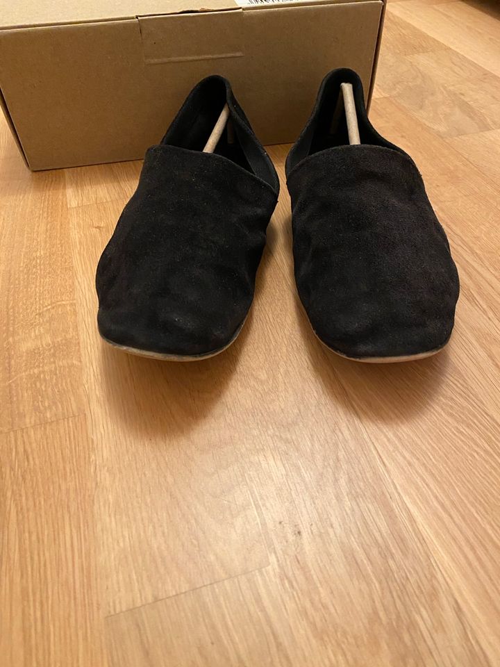 Reserved Schwarze Ballerinas Loafers Wildleder in Berlin