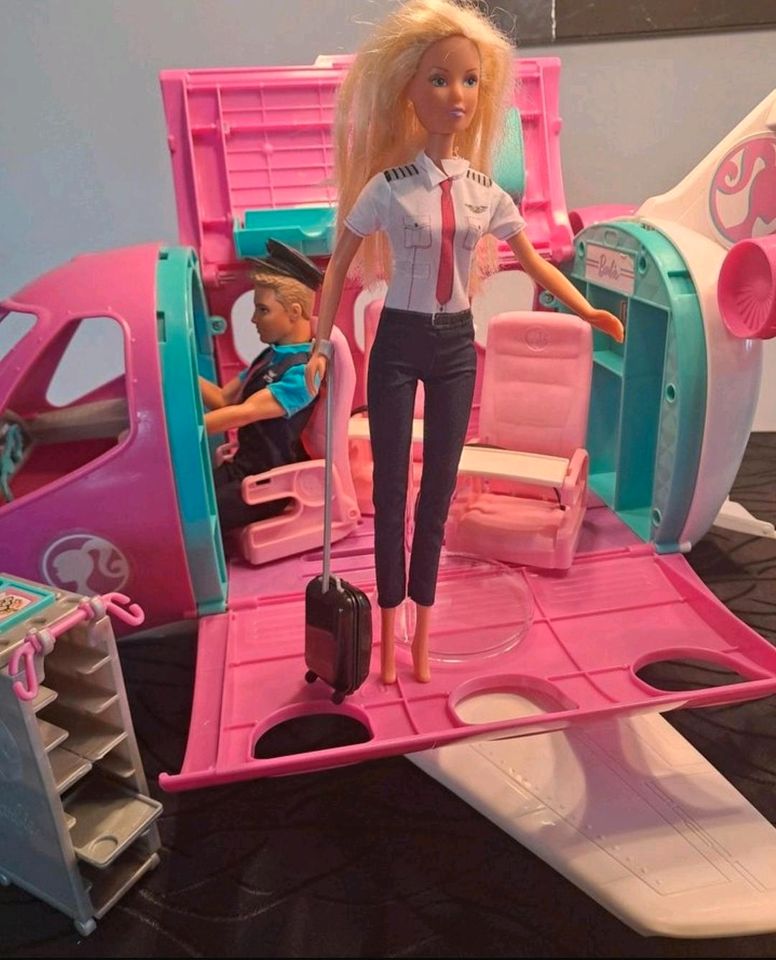 Barbie Flugzeug mit Pilot und Stewardessen in Dresden