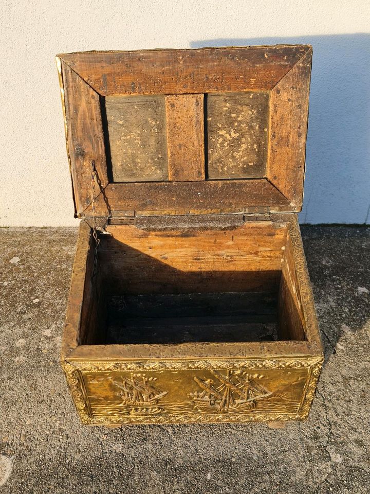 Alte antike Truhe um 1900 wohl aus Frankreich für Kohle, Holz etc in  Saarland - Quierschied | Kunst und Antiquitäten gebraucht kaufen | eBay  Kleinanzeigen ist jetzt Kleinanzeigen