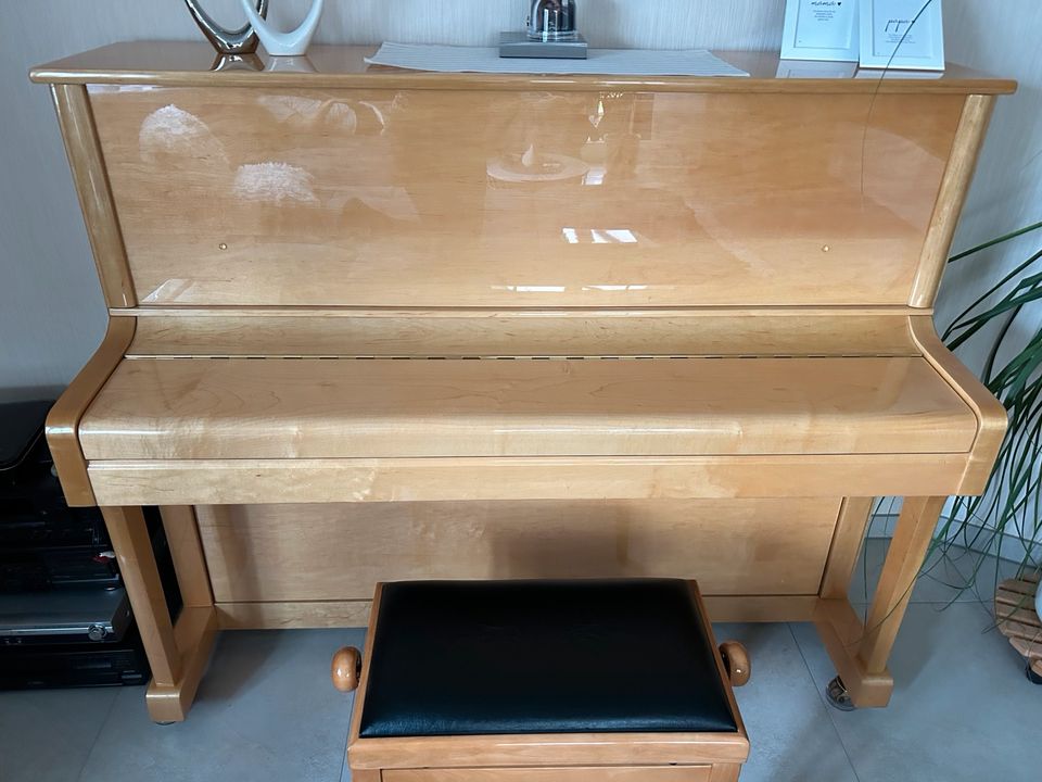 Steinbach Klavier mit Hocker 1.Hand wie neu Hochglanz in Etzbach