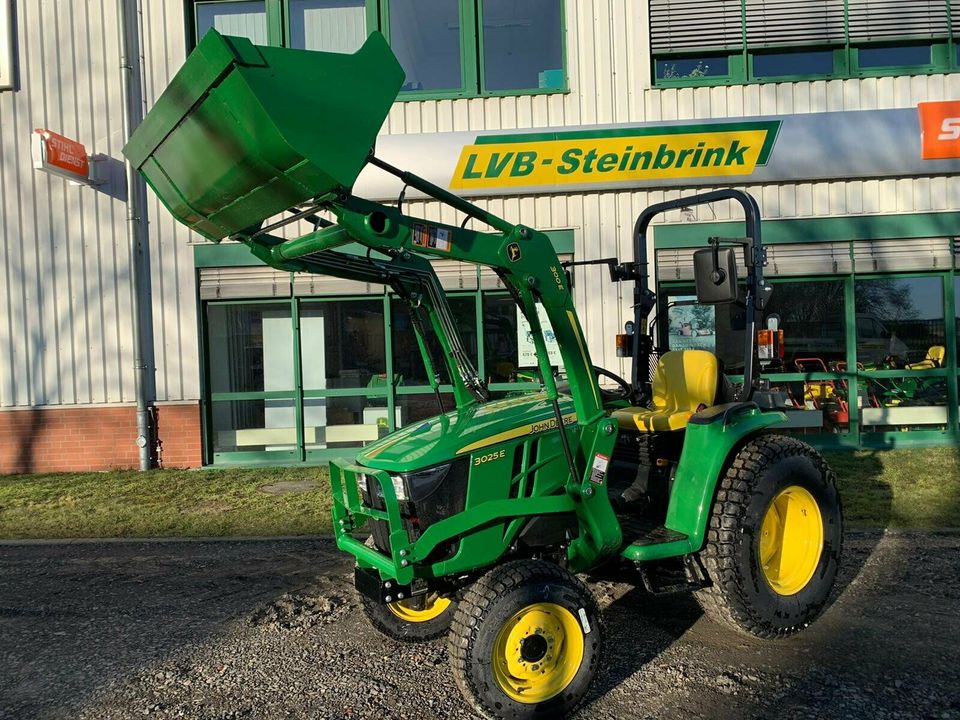 John Deere 3025E mit Frontlader Kommunaltraktor, Kompakttraktor in Barsinghausen