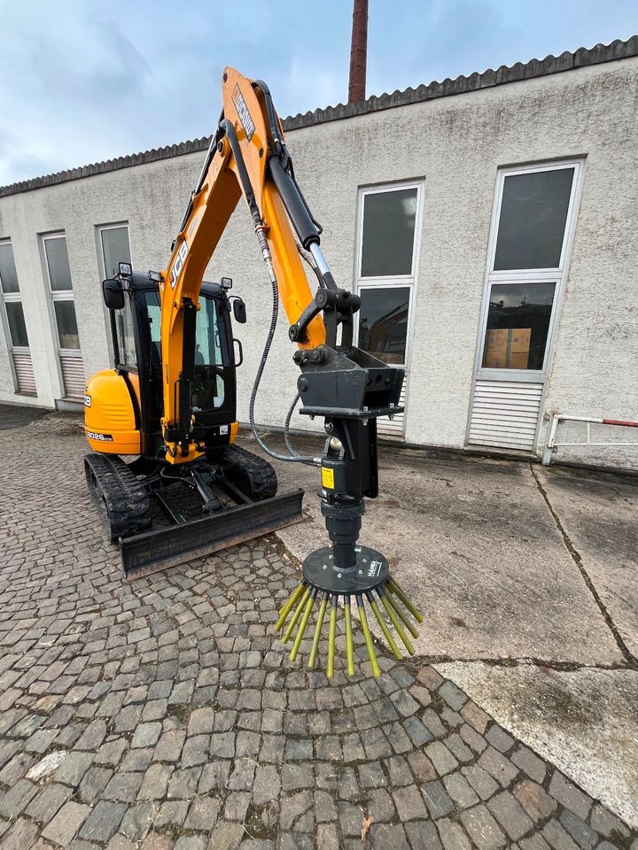 Mieten Minibagger mit Erdbohrer/ Unkrautbürste MS 03 2,8 Tonnen Bagger JCB 8026 Mieten Baumaschinen Vermietung Leihen in Meisenheim