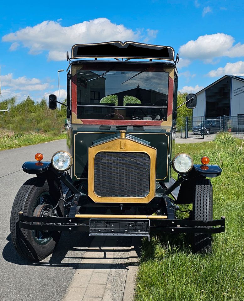 Fleur de Lys - Oldtimer - Retro Nachbau - in Moormerland