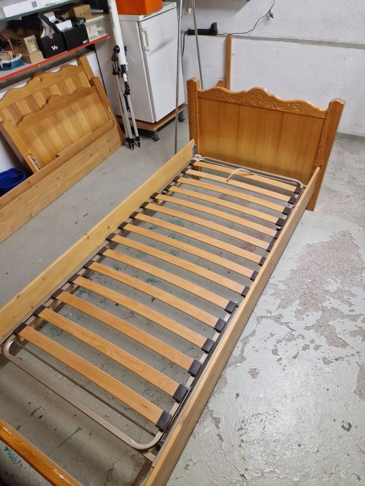 (VB)Handgemachtes Holzbett. Lattensrost (Aufpreis),Bett aus Holz. in Bruckmühl