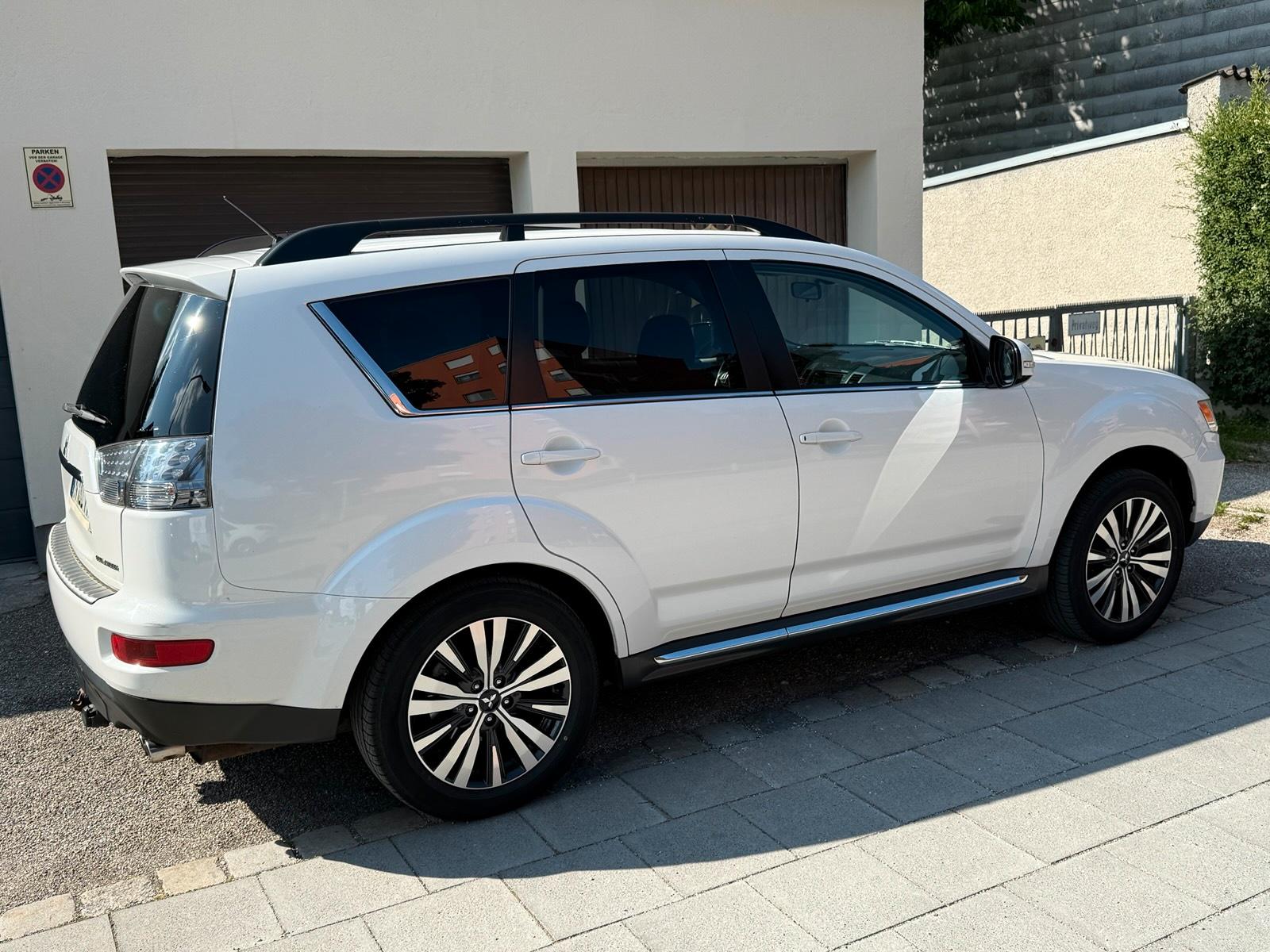 Abbildung des Autos Mitsubishi Outlander Bau…