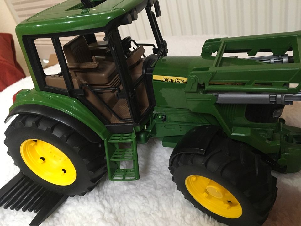 Bruder John Deere mit Frontlader in Semlow