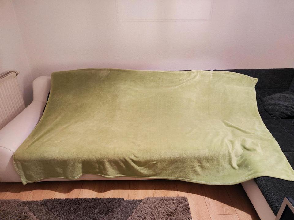 Fleecedecke Sofadecke Kuscheldecke grün 220 x 135 cm in Kesselsdorf