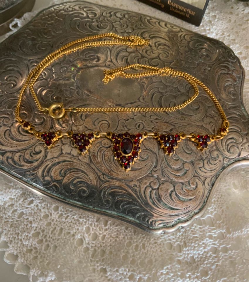 Antikes zartes Jugendstil Granat Collier Vergoldet punziert in Kiebitzreihe