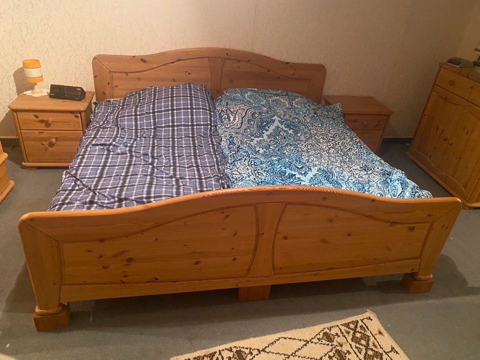 Echtholz Bett mit zwei passenden Nachttischen in Inden
