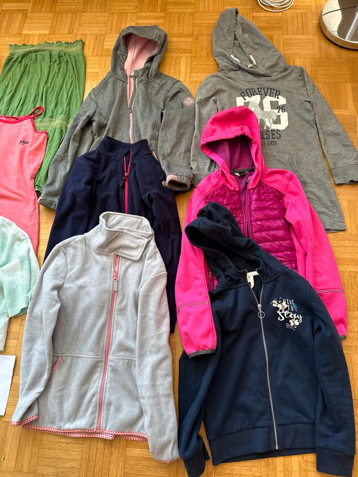 Kinder-Kleidung Mädchen, T-Shirts, Sweater, Jacken, Gr. 146/152 in Bad Abbach