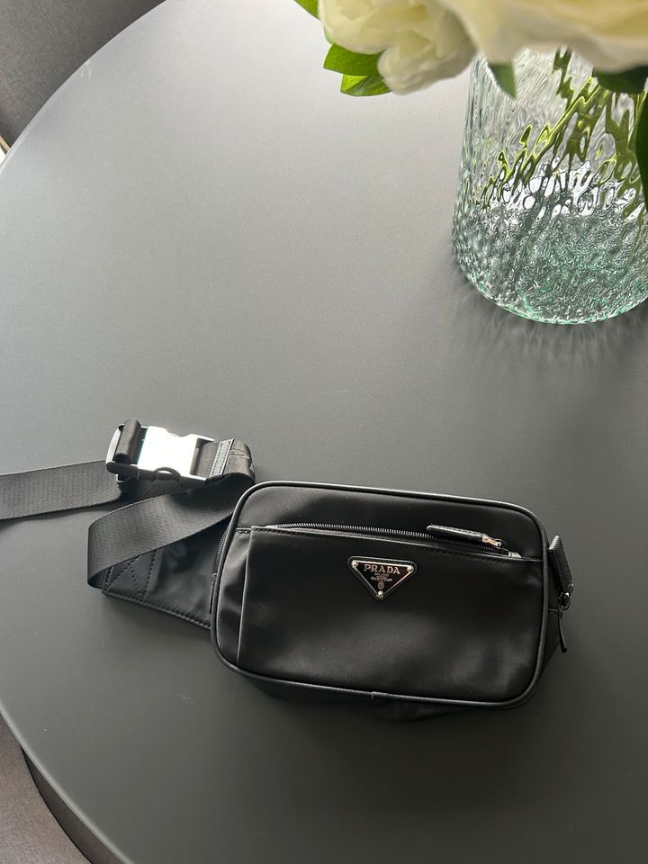 Prada Bauchtasche aus Re-Nylon und Saffiano-Leder in Witten