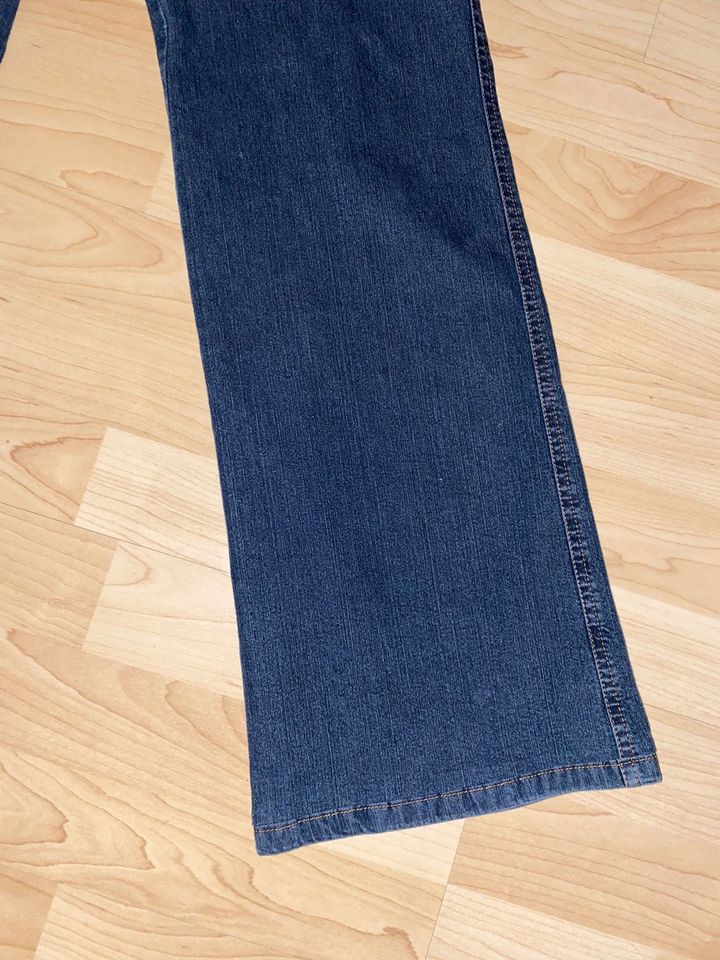 Rosner Jeans Stretch Gr. 36 gerades Bein Strass blaue Waschung in Berlin