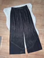 Schwarze Plissee-Hose | Weit geschnitten | Glänzender Stoff Niedersachsen - Cloppenburg Vorschau
