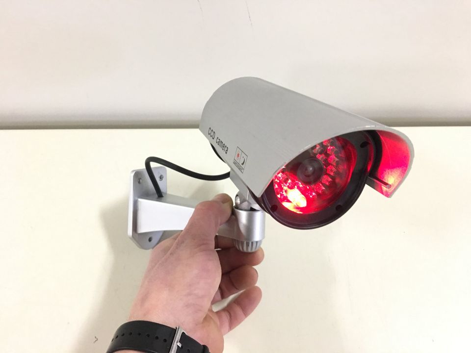 Posten 26 Dummy Fake Überwachungskamera Kamera Attrappe Blink LED in Wildenfels