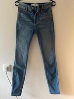 2x Hollister Damen Jeans HighRise SuperSkinny hellblau/dunkelblau Hessen - Poppenhausen Vorschau