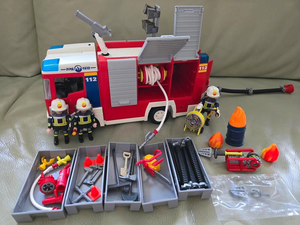 Playmobil 4821 Feuerwehr-Rüstfahrzeug + viel Zubehör TOP in Pfullingen