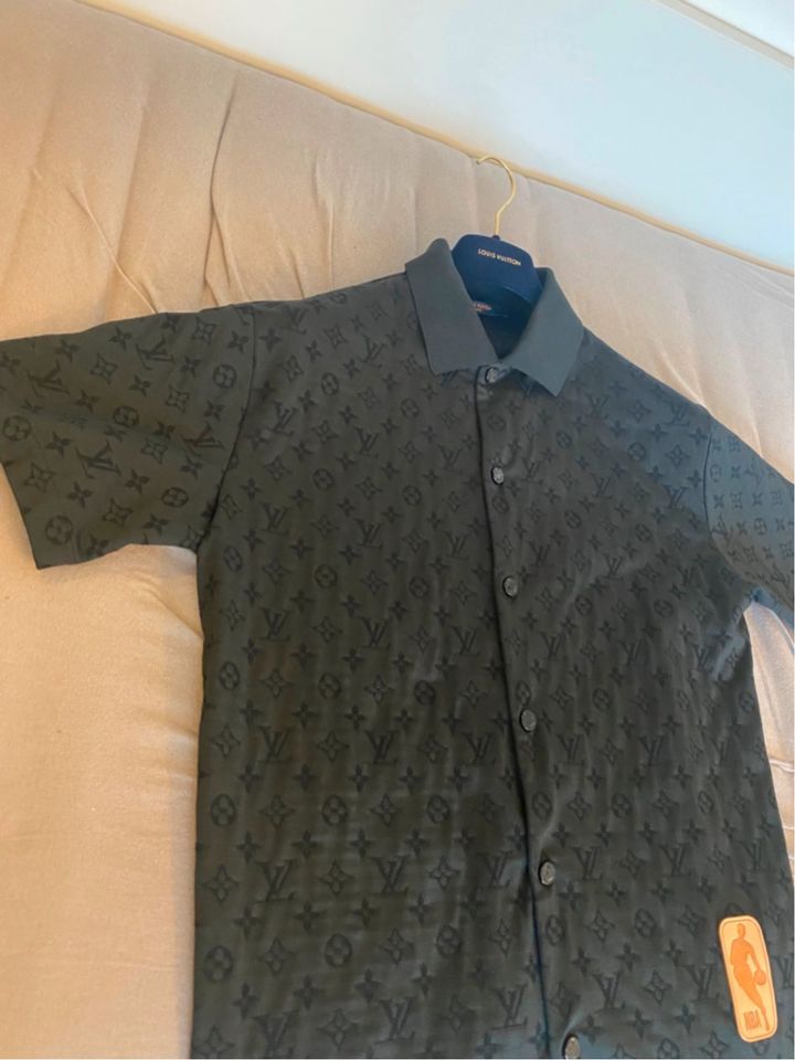 SIZE S] LOUIS VUITTON X NBA MONOGRAM BUTTONED SHIRT [LIMITED] in Kr.  München - Unterföhring