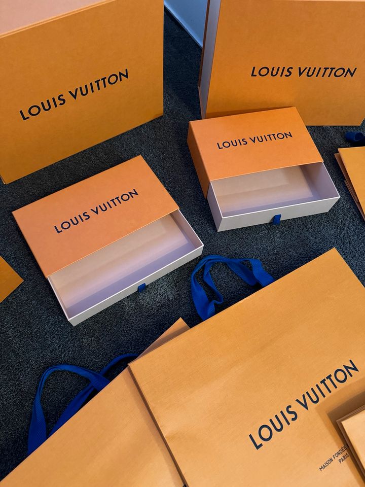 Louis Vuitton Tüten Tragetaschen Kartons Schachteln The Book in Köln